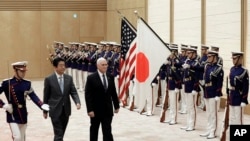  Vis Prezidan ameriken an, Mike Pence, ansanm ak premye minis japonè a Shinzo Abe kap pase an revi militè yo nan Tokyo, 7 fevrieye 2018. 