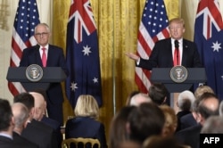 Tổng thống Mỹ Donald Trump (phải) phát biểu trong cuộc họp báo chung với Thủ tướng Úc Malcolm Turnbull trong Phòng Đông của Nhà Trắng ở Washington, ngày 23 tháng 2, 2018.