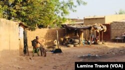 Un enfant dans ce quartier périphérique, Ouagadougou, le 19 février 2021. (VOA/Lamine Traoré)