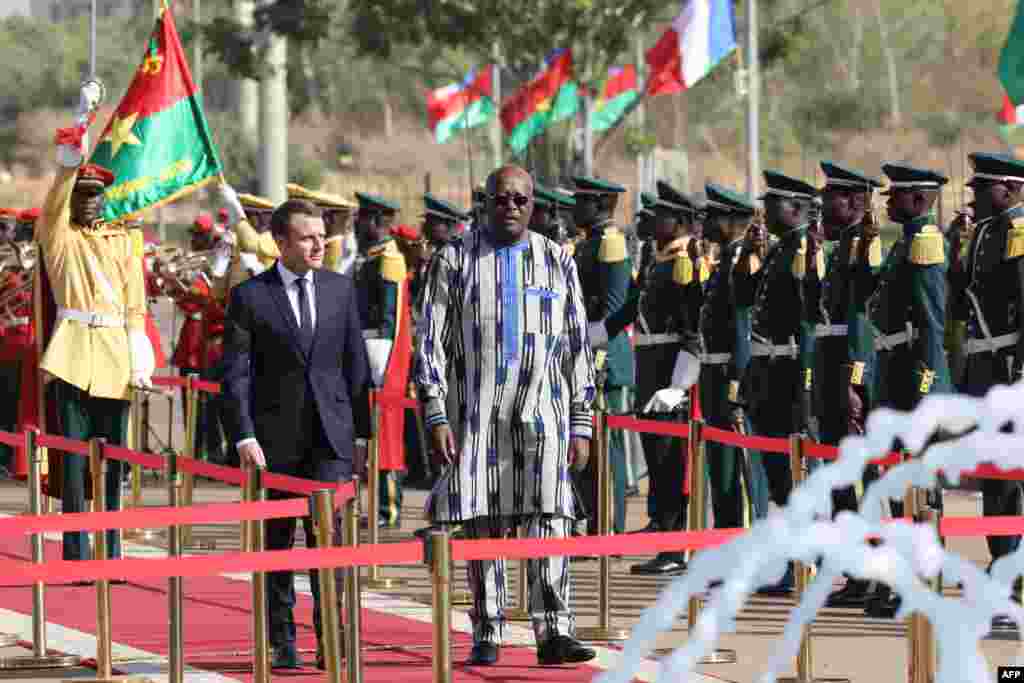 Le président français Emmanuel Macron et son homologue burkinabè Roch Marc Christian Kabore lors d&#39;une cérémonie au Palais présidentiel, à Ouagadougou, le 28 novembre 2017.