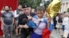 Polisi menangkap seorang demonstran perempuan dalam aksi memrotes penahanan jurnalis Ivan Golunov di Moskow Selasa (11/6).