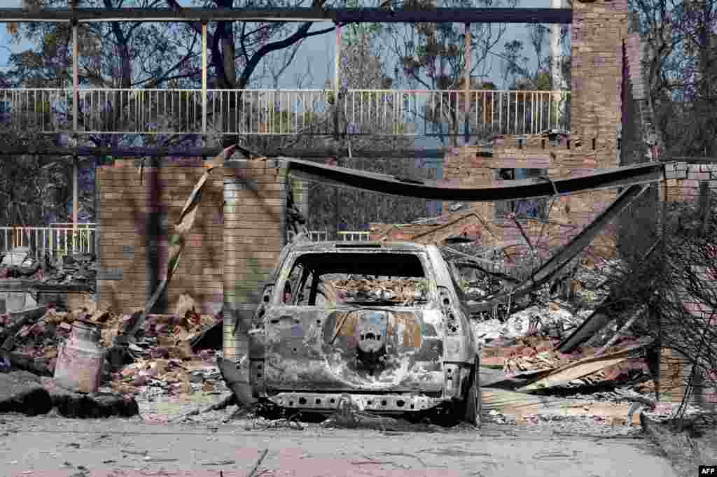  Rumah dan kendaraan yang terbakar daerah pinggiran kota Blue Mountains di Winmalee, sebelah barat Sydney (21/10). 