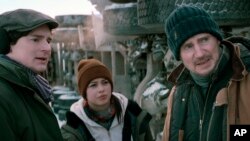 Benjamin Walker (kiri), Amber Midthunder dan Liam Neeson dalam sebuah adegan dari "The Ice Road." (Netflix via AP)
