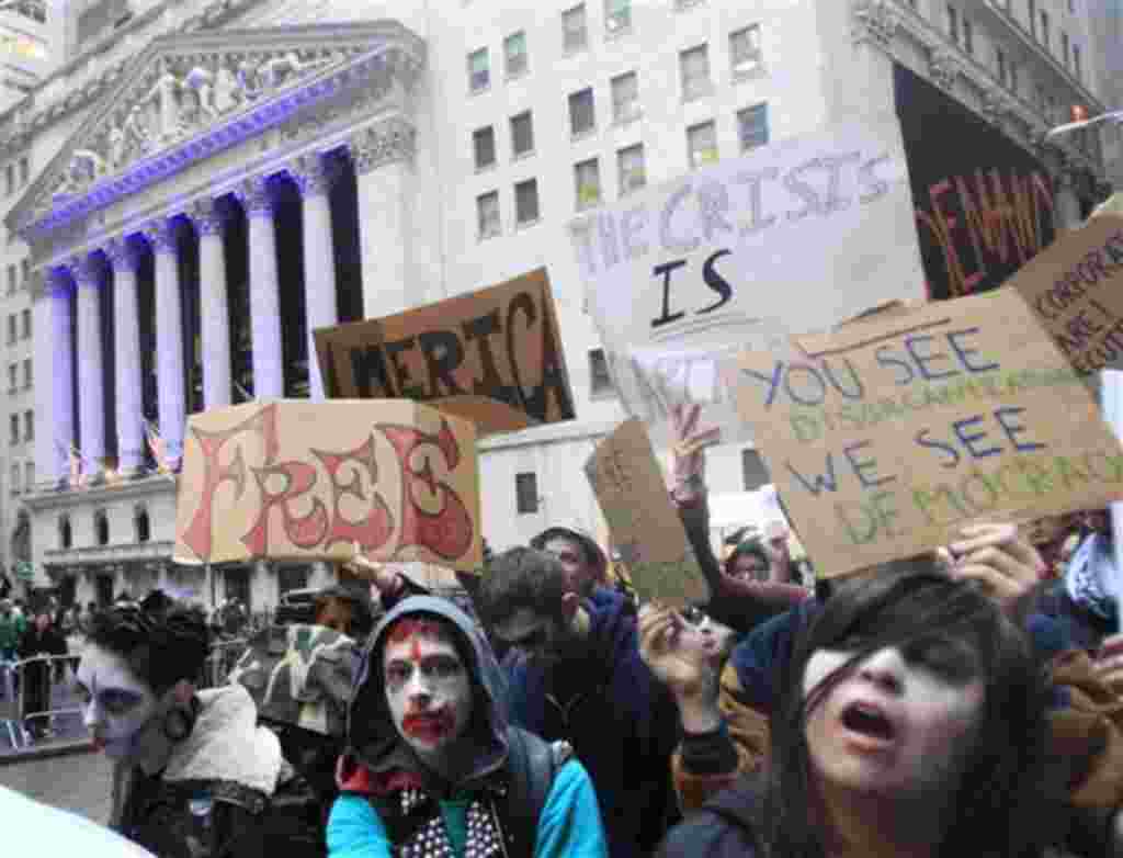 Los manifestantes caminan más allá de la Bolsa de Nueva York vestidos de zombies corporativos.