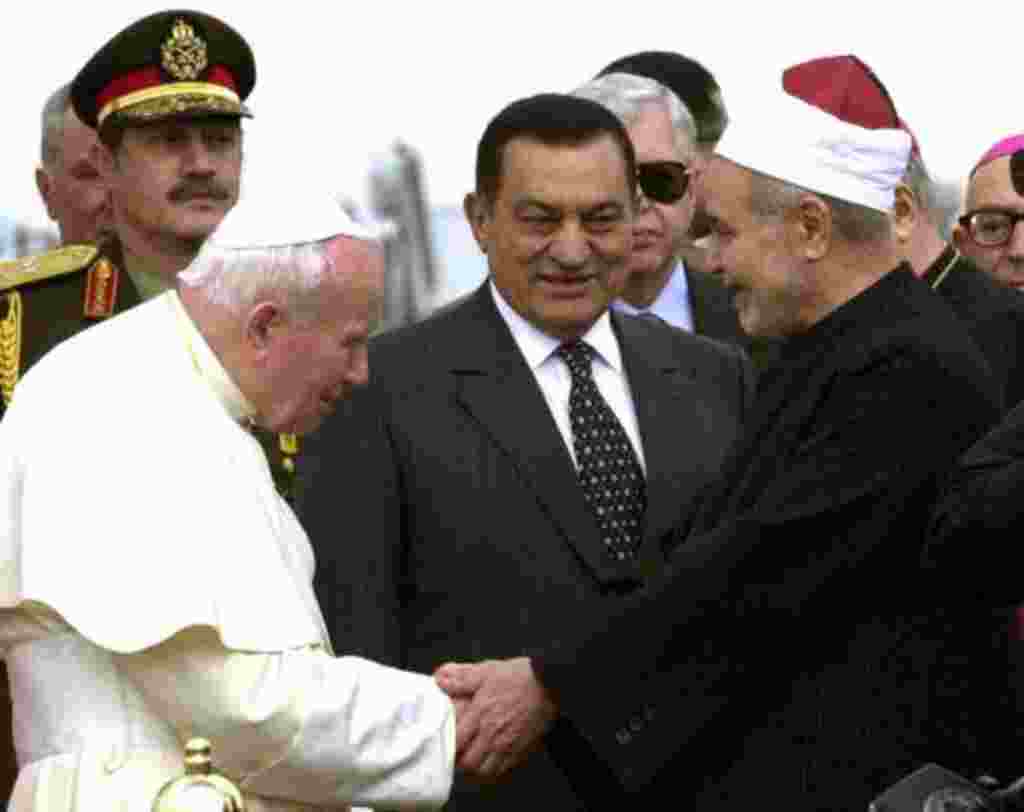 El Papa Juan Pablo II saluda al máximo representante del clero musulmán suní, Sheikh Mohammed Sayed Tantawi, junto al ex presidente egipcio Hosni Mubarak (2000).