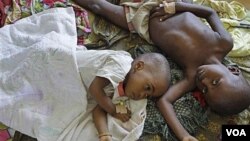 Anak-anak penderita malaria dirawat di rumah sakit di Walikale, Kongo. Malaria merupakan pembunuh anak-anak nomor satu di Sub-Sahara Afrika.