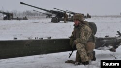 با استقرار نظامیان روسیه در مرز اوکراین، نظامیان اوکراینی نیز پیهم مشق و تمرین نظامی را در امتداد مرز انجام می‌دهند