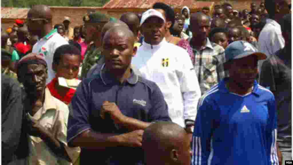 Le président burundais Pierre Nkurunziza arrive dans un centre de vote, le 29 juin 2015, lors des élections législtives au Burundi