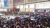 大批港人云集旺角占领区与警方对峙