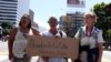 Pensionados protestan para exigir pagos tras horas en filas de bancos