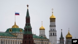 Bendera nasional Rusia terlihat di atas Istana Grand Kremlin di Moskow. (Foto: AP)