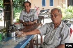 In rural Cambodia, elderly villagers often gather to discuss and share the day's at local coffee shops. (Khan Sokummono/VOA Khmer)