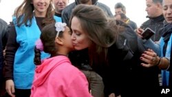 Utusan Khusus Badan Pengungsi PBB (UNHCR), aktris Angelina Jolie mencium seorang anak Suriah saat berkunjung ke Kamp Pengungsi Zaatari Suriah di Mafraq, Yordania, 28 Januari 2018. 