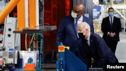 조 바이든 미국 대통령이 17일 디트로이트의 GM 전기차 공장을 방문했다.