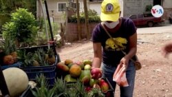 Luego de ser suspendida de su trabajo en Honduras, maestra se dedica a la venta de frutas y verduras