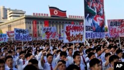 数以万计的朝鲜人聚集在金日成广场，举着标语牌，抗议联合国对朝鲜的制裁 (2017年8月9日)