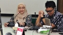 Ketua Pokja Masalah Rokok Perhimpunan Dokter Paru Indonesia Feni Fitriani (kiri) saat menggelar konferensi pers di Jakarta, Jumat (13/). Foto: VOA/Sasmito