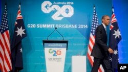 El presidente Barack Obama se retira del escenario al terminar la última conferencia de prensa que dio en el marco de la cumbre del G20.