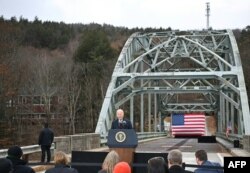 Presiden AS Joe Biden berpidato mengenai perlunya peremajaan sistem infrastruktur AS, termasuk jembatan-jembatan, di Woodstock, New Hampshire 16 November 2021.