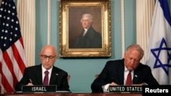 El subsecretario de Estado Tom Shannon (derecha) y el asesor de Seguridad Nacional israelí interino, Jacob Nagel, firmaron el acuerdo de asistencia militar entre las dos naciones en el Departamento de Estado, en Washingotn, el miércoles, 14 de septiembre de 2016.
