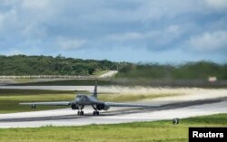 지난 2017년 8월 괌 미 공군기지에서 B-1B 랜서 전략폭격기가 이륙하고 있다.