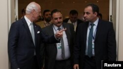 L'envoyé spécial des Nations Unies pour la Syrie Staffan de Mistura et Ahmed Beri, chef d'état-major de l'Armée syrienne libre, participent aux pourparlers de paix en Syrie à Astana, au Kazakhstan, le 5 juillet 2017.