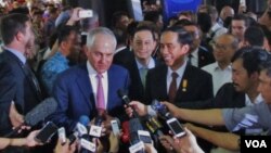 PM Australia Malcolm Turnbull dan Presiden Jokowi di Pasar Tanah Abang Jakarta, hari Kamis 12 November 2015 (VOA/Andylala).