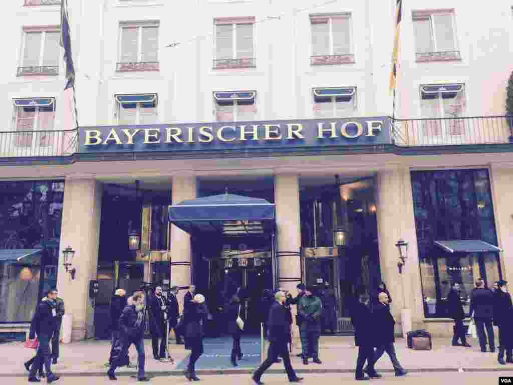 تصاویر اختصاصی بخش فارسی صدای آمریکا از هتل محل برگزاری کنفرانس امنیتی مونیخ در آلمان – جمعه ۱۷ بهمن ۱۳۹۳ (۶ فوریه ۲۰۱۵) 