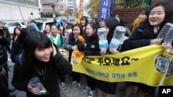 17일 한국에서 수능시험을 치른 가운데, 서울의 한 입시장에서 수험생들이 후배들의 응원을 받으며 입장하고 있다.