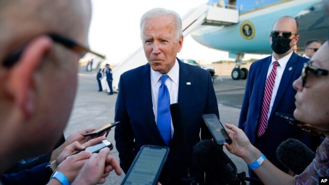 Tổng thống Joe Biden phát biểu với các phóng viên trước khi lên Chuyên cơ Air Force One tại Sân bay Quốc tế Bradley, ở Windsor Locks, bang Connecticut, ngày 15 tháng 10, 2021. 