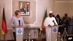 La chancelière Angela Merkel, à gauche, avec le président malien Ibrahim Boubacar Keita, lors d'une conférence de presse à Bamako, Mali, le 9 octobre 2016.