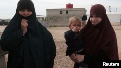 Perempuan Belgia, Tatiana Wielandt (kanan) & Bouchra Abouallal di pengungsian Ain Issa (10/03).