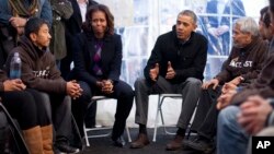 Barack Obama, junto a su esposa Michelle, conversaron con los tres activistas que permanecen sin comer frente al Capitolio, en Washington.