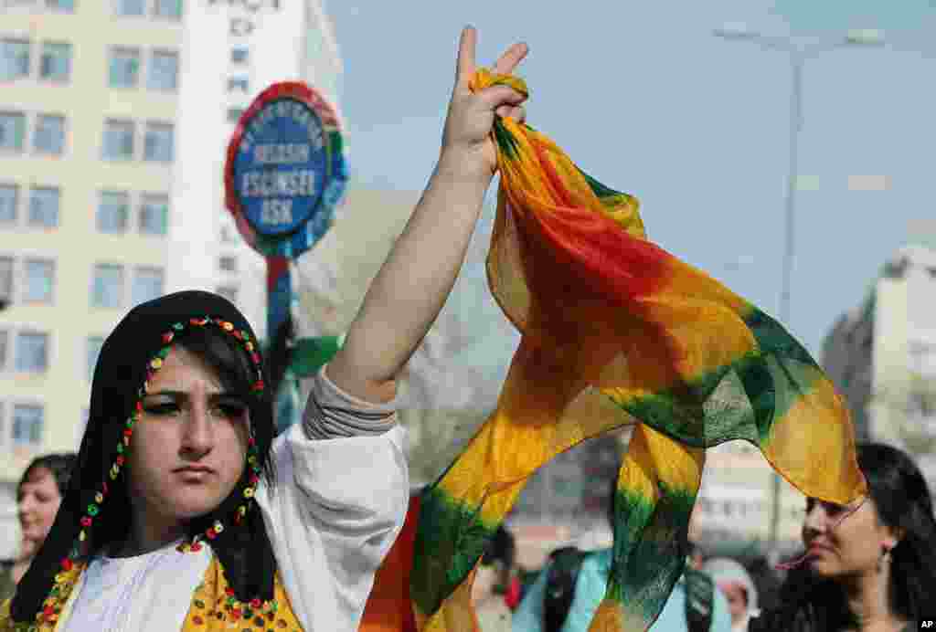 2013年3月8日，土耳其库尔德族女子在国际妇女节这天在安卡拉游行，抗议针对妇女的暴力、战争和歧视。