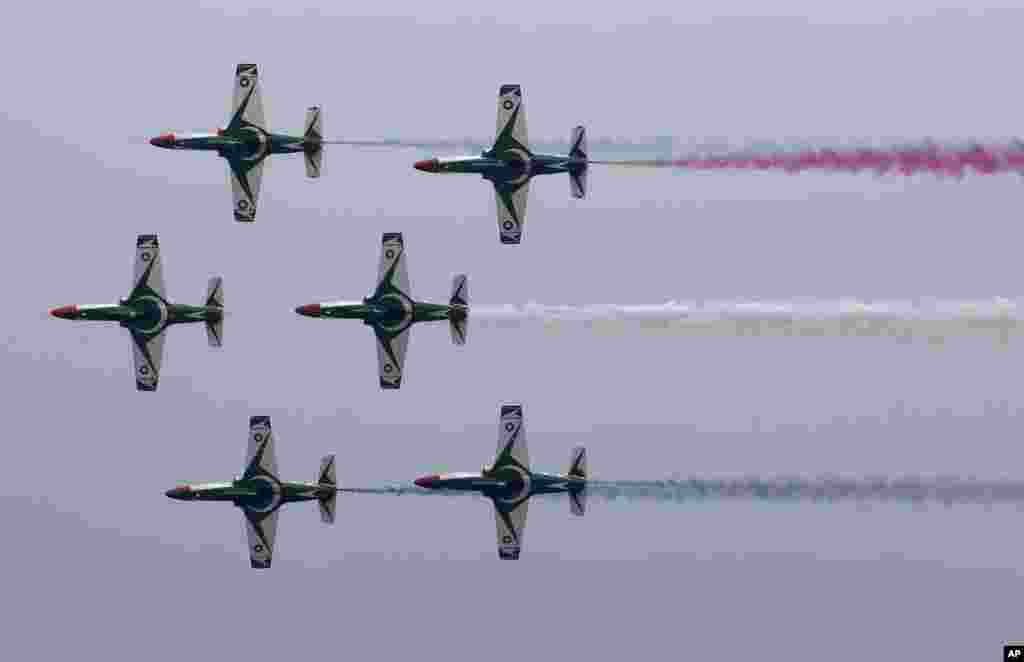 Tim aerobatik Angkatan Udara Pakistan mendemonstrasikan kebolehan mereka&nbsp;dalam acara latihan menjelang perayaan &quot;Hari Republik&quot;, di Islamabad.