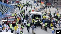 4月15日波士頓馬拉松終點發生爆炸﹐救援人員搶救傷者。