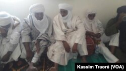 Le chef de la tribu Kel Ansar vient de boucler une tournée de 10 jours à Tombouctou, Taoudenit et dans le camp de réfugiés en Mauritanie, le 15 octobre 2017. (VOA/Kassim Traoré)