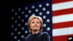 ຜູ້ສະໝັກແຂ່ງຂັນເປັນປະທານາທິບໍດີ ຈາກພັກເດໂມແຄຣັດ ທ່ານນາງ Hillary Clinton.