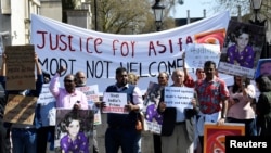 Demonstran membawa plakat menuntut keadilan untuk Asifa (8 tahun) yang diperkosa dan dibunuh di India, saat unjuk rasa memprotes kunjungan Perdana Menteri India Narendra Modi, di London, 18 April 2018. (Foto: dok).