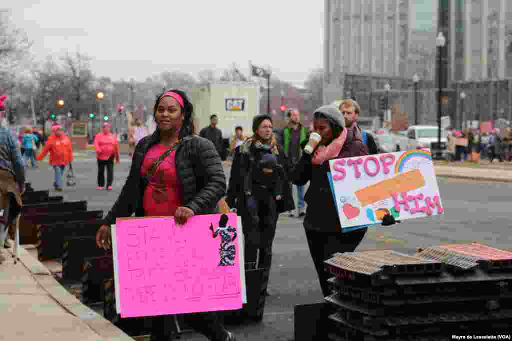 Marcha das Mulheres, um movimento contra a presidência de Donald Trump. Milhares estão em Washington DC para demonstrar a sua insatisfação e apoio a Hillary Clinton e aos direitos das mulheres