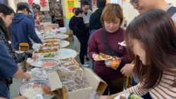 光榮冰室免費聖誕大餐的食物相當豐富，有多家食肆及熱心市民提供中西合璧的食物。(美國之音 湯惠芸拍攝)