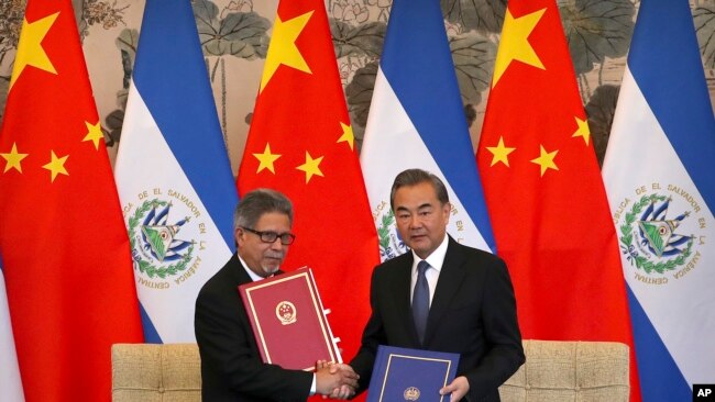 萨尔瓦多外交部长卡斯塔内达与中国外长王毅签署两国建交文件(2018年8月21号 资料照)