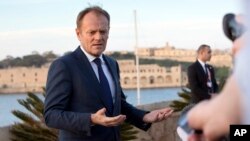 도널드 투스크 유럽연합 정상회의 상임의장이 2일 정상회의가 열리는 몰타에서 기자들의 질문에 답하고 있다.