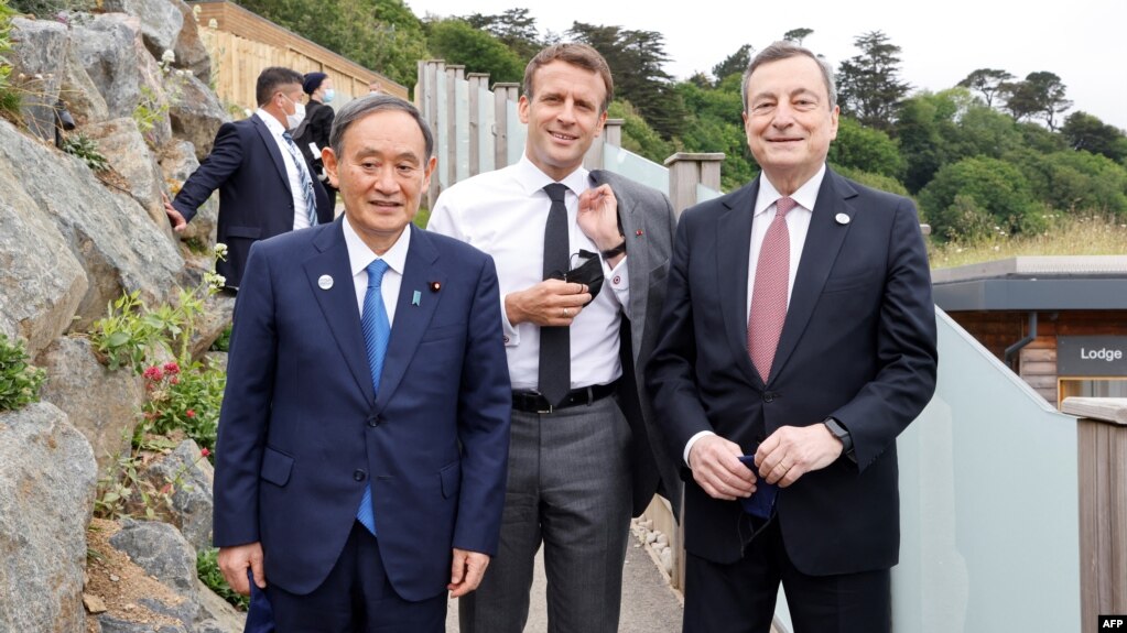 日本首相菅义伟在英国康沃尔参加七国集团峰会期间与法国总统马克龙和意大利总理德拉吉举行非正式会谈。（2021年6月11日）(photo:VOA)
