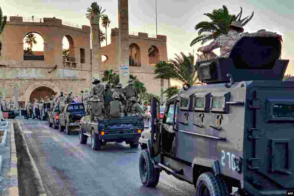 Magari ya &quot;Tripoli Brigade&quot;, kikundi cha wanamgambo kinachounga mkono serikali inayotambuliwa kimataifa ya Umoja wa Taifa (GNA), wakiwa katika uwanja wa mashahidi makao makuu ya GNA &nbsp;ambayo yako. Tripoli Julai 10, 2020. (Photo by Mahmud TURKIA / AFP)