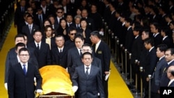 Mourners carry casket during funeral in Taiwan (File)