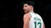 Pebasket Enes Kanter Freedom dalam pertandingan bola basket NBA di Boston, 1 Desember 2021. (AP/Charles Krupa)