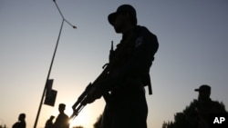 Avganistanske bezbednosne snage čuvaju Američki univerzitet u Kabulu
