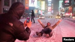 紐約遊客在雪地上拍照留念