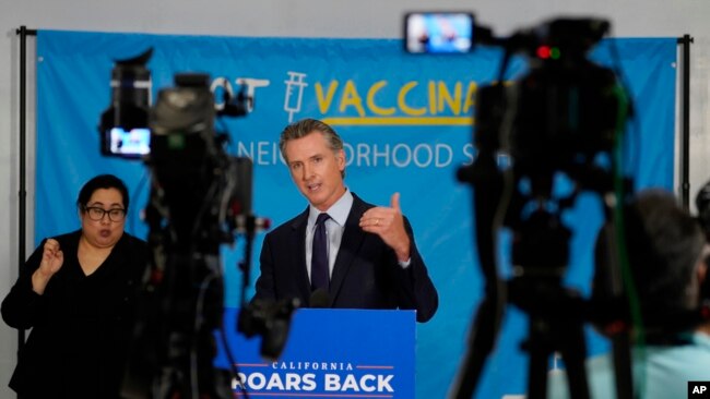 Thống đốc California Gavin Newsom loan báo chương trình trúng thưởng độc đắc nhằm khuyến khích thêm nhiều người tiêm ngừa COVID-19 tại trường Trung học Esteban E. Torres ở Los Angeles, ngày 27 tháng 5, 2021.